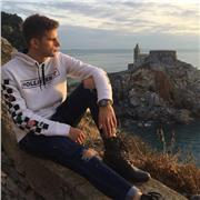 Diplomato al liceo classico, con certificazioni in lingua inglese, impartisce lezioni e ripetizioni di inglese a tutti i livelli